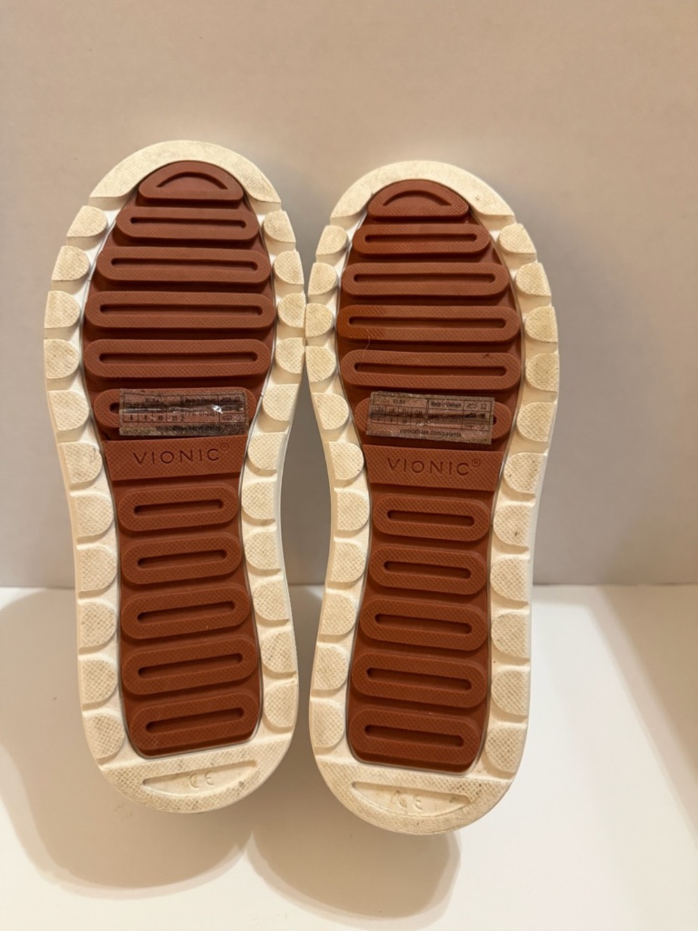 Vionic Elsa Sneakers in Light Gray and Cream size 8 - Picture 6 of 6